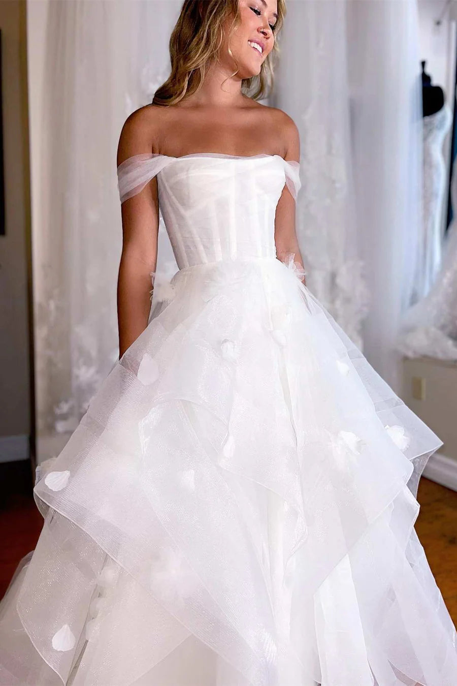 Robe de mariée trapèze à épaules dénudées et à volants avec fleurs